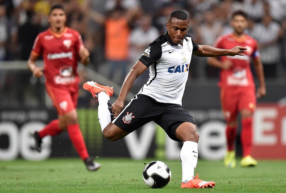 Ex-Corinthians, meia fecha com time goiano