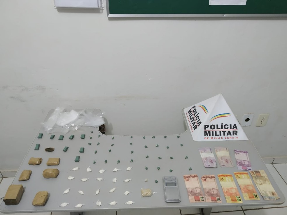 Drogas, dinheiro e outros materiais foram apreendidos no distrito de Rio Verde de Minas, em Matias Cardoso — Foto: Polícia Militar/Divulgação