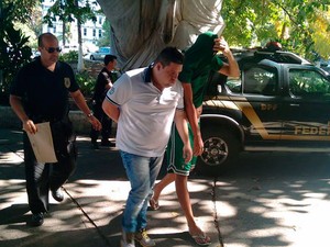 Suspeitos presos em Salvador por fraude em loterias chega ao DPT (Foto: Alan Tiago/G1)