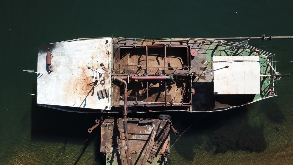 Embarcação usada para extrair areia ilegalmente foi apreendida pela Polícia Federal em Castilho — Foto: Polícia Federal/Divulgação