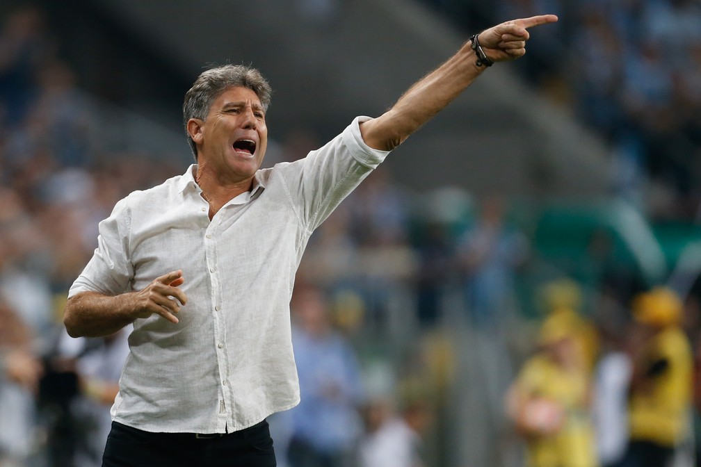 Renato Gaúcho também "joga com o time" à beira do campo — Foto: Diego Vara/BP Filmes