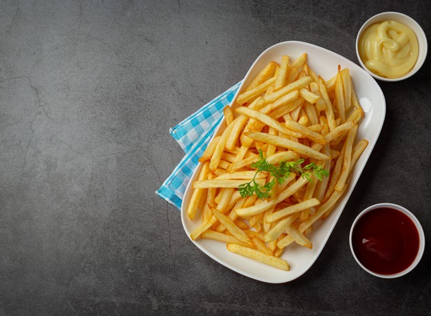 Uma porção de batatas fritas, batatas fritas