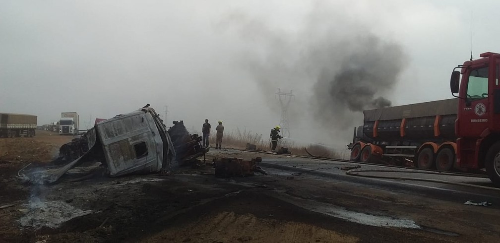 Carretas pegaram fogo após colisão em MT — Foto: Corpo de Bombeiros