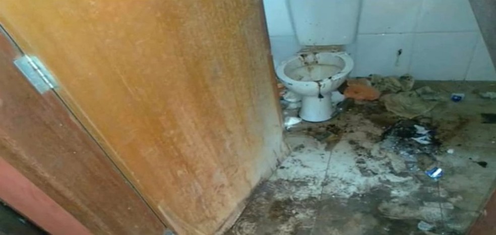 Banheiro da biblioteca está abandonado e completamente sujo — Foto: Reprodução/Rede Amazônica