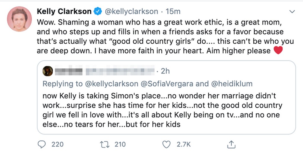 A resposta da cantora Kelly Clarkson à pessoa que a atacou nas redes sociais (Foto: Twitter)