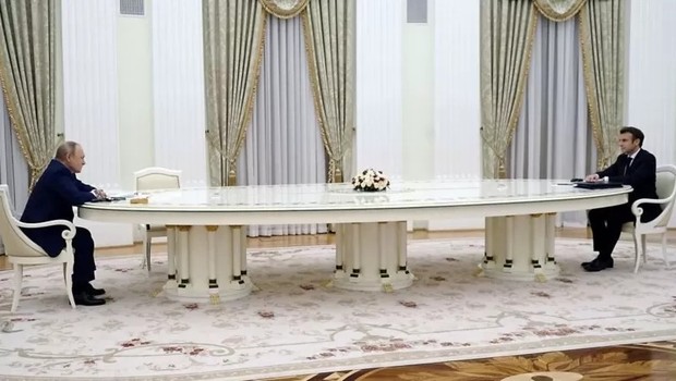Cena é símbolo do isolamento de Putin (Foto: Getty Images via BBC)