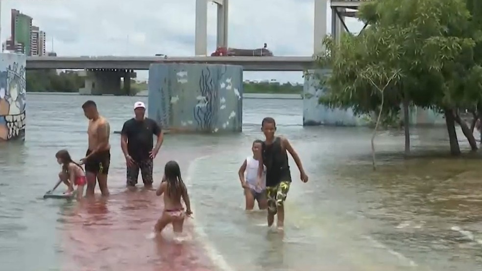 Rio São Francisco invade orla de Juazeiro após vazão da barragem de Sobradinho igualar recorde atingido em 2022 — Foto: Reprodução/TV Bahia