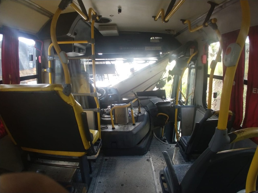 Quinze pessoas estavam dentro do ônibus no momento do acidente — Foto: Divulgação/PRF