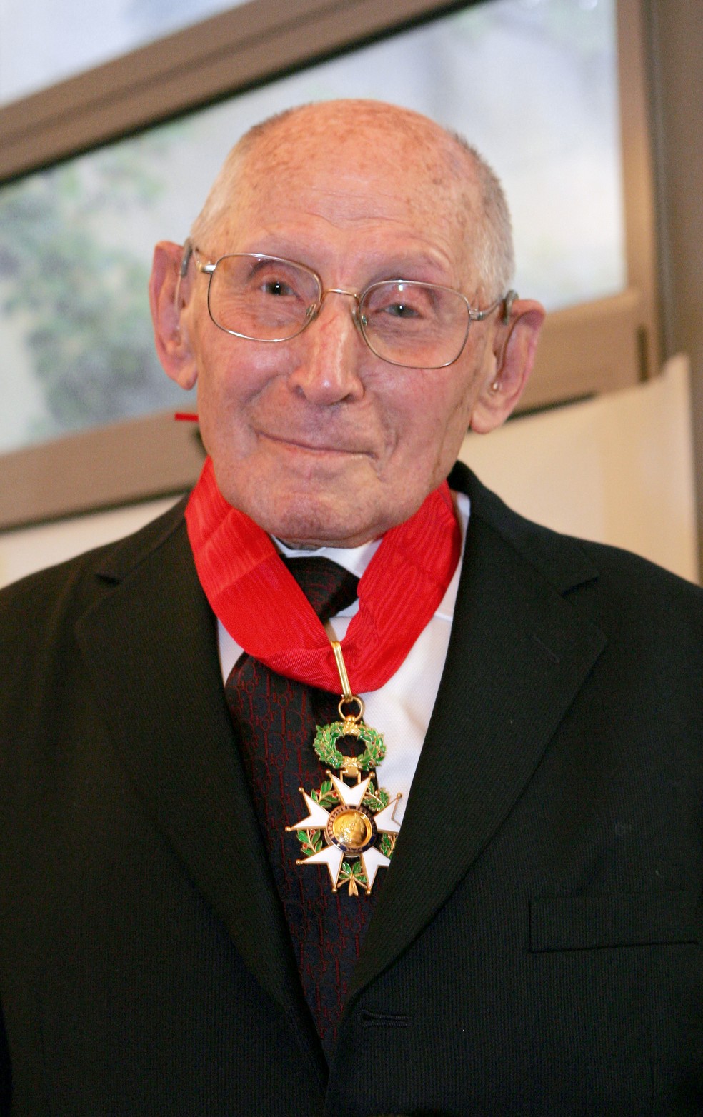 Em foto de setembro de 2005, Georges Loinger é condecorado com medalha da Legião da Honra da França — Foto: Jacques DEMARTHON / AFP