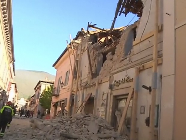 Imagen tomada de video muestra bomberos frente a un edificio dañado en Norcia, Italia, tras el terremoto con magnitud preliminar de 6,6 ocurrido la mañana del domingo 30 de octubre de 2016 en el centro del país. (Foto: Sky Italia vía AP)