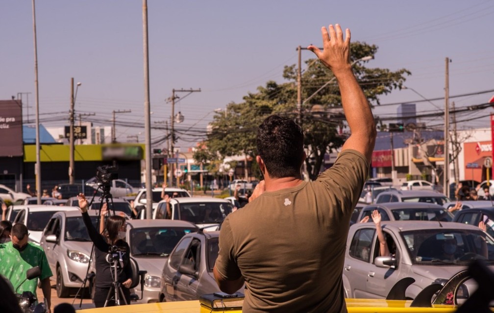 Pastor comanda culto evangélico com fieis dentro de seus carros em Bauru — Foto: Igreja Bola de Neve/Divulgação