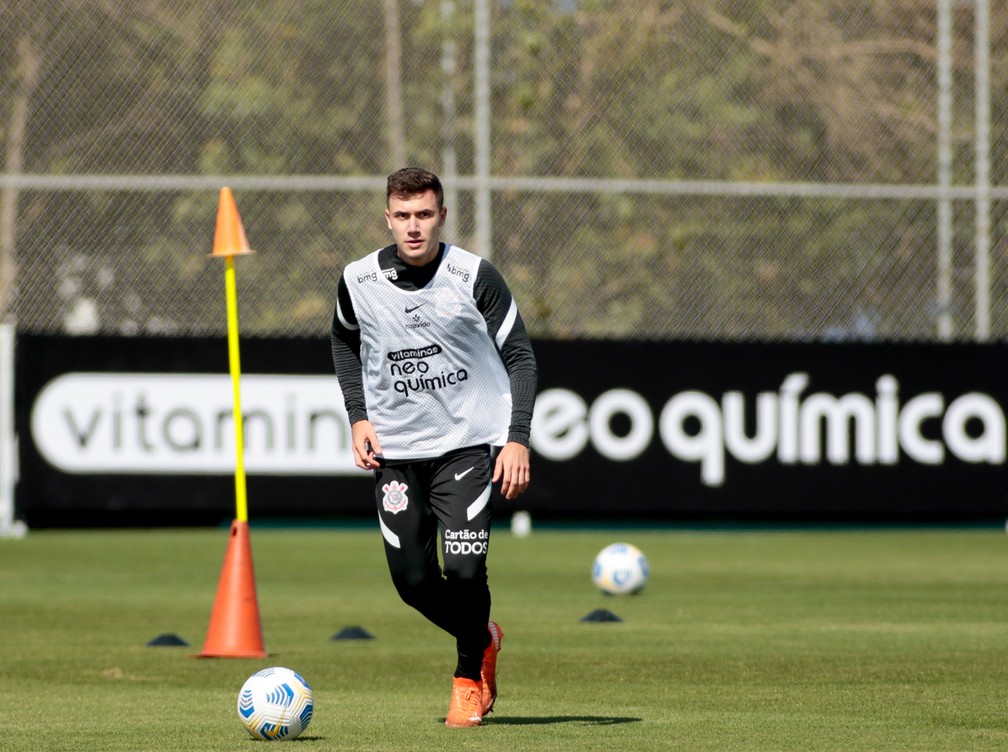 Piton e Raul Gustavo se recuperam e treinam no campo, veja a provável escalação do Corinthians