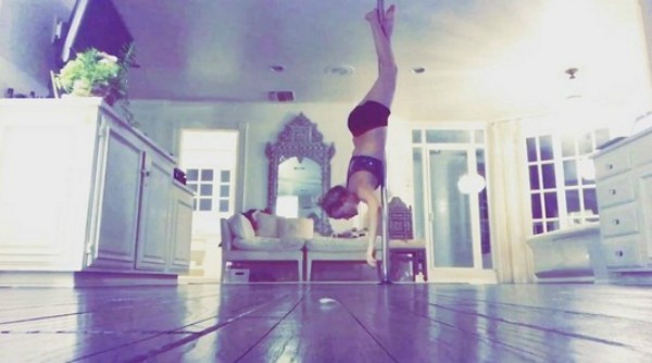 Kate Hudson mostra força no pole dance (Foto: Reprodução Instagram)
