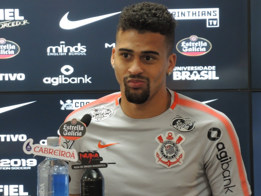 Léo Santos diz que elenco do Timão não é inferior ao do rival: 