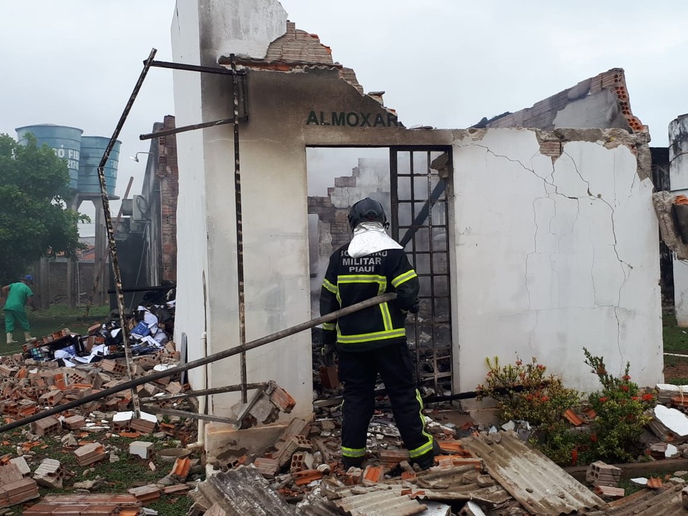 Corpo de Bombeiros fazem rescaldo em prédio que pegou fogo no hospital regional de Campo Maior, no Piauí — Foto: Divulgação/PM