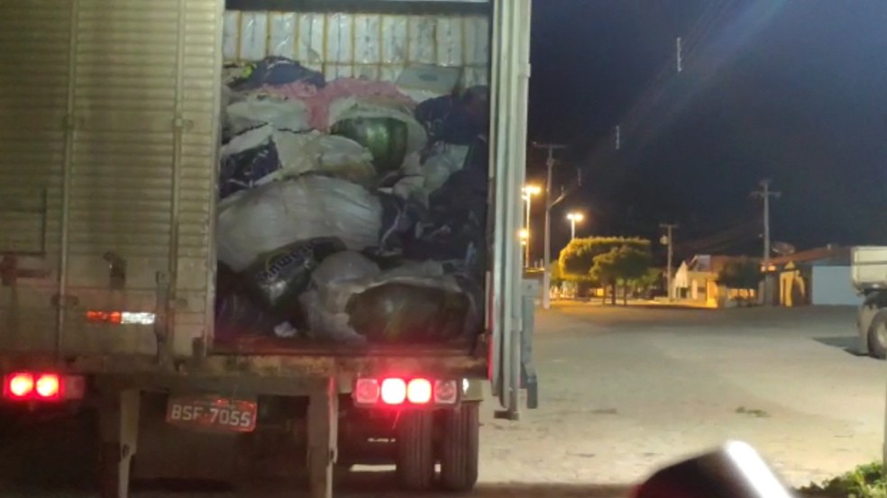 Carga contrabandeada de cigarros estava escondida atrás de redes de balanço, em caminhão roubado, na Paraíba — Foto: PRF-PB/Divulgação