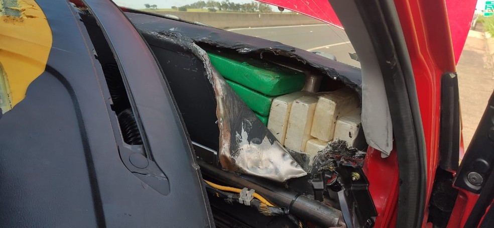 Fiscalização encontrou 59 tabletes de cocaína escondidas no painel do veículo, em Presidente Venceslau (SP) — Foto: Polícia Rodoviária