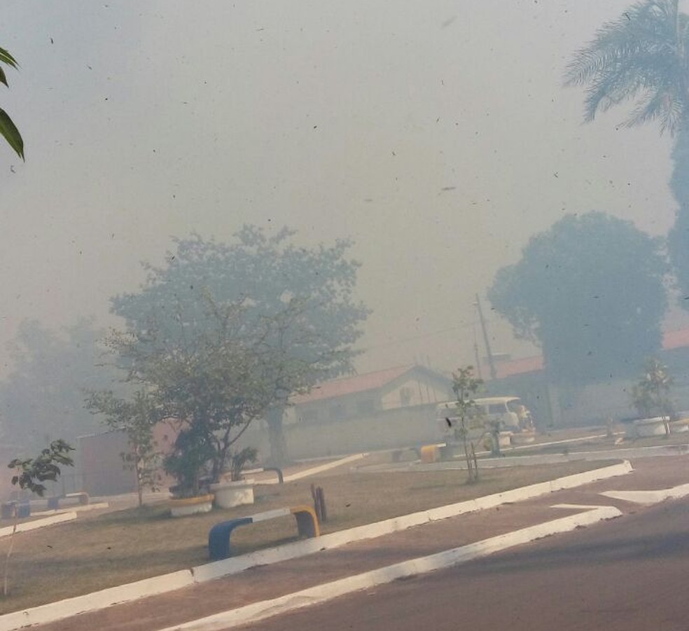 Fumaça toma conta de praça em Muricilândia (Foto: Divulgação)