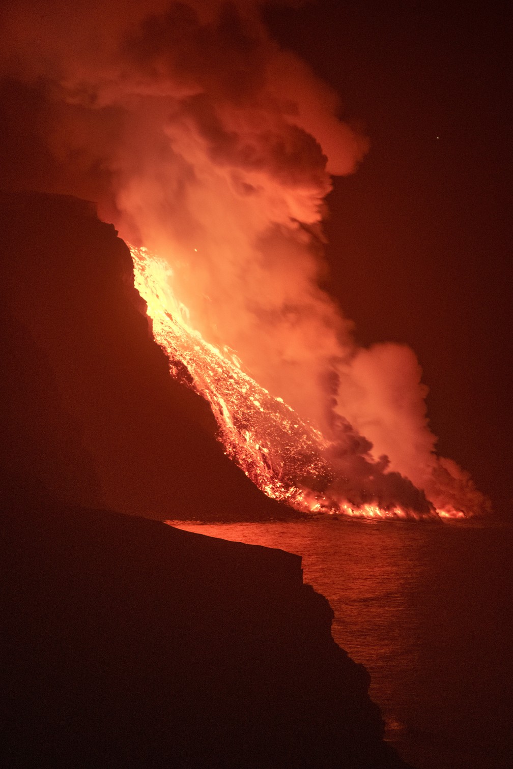 Lava do vulcão atinge o mar na ilha de La Palma, nas Canárias, em 29 de setembro de 2021 — Foto: Saul Santos/AP