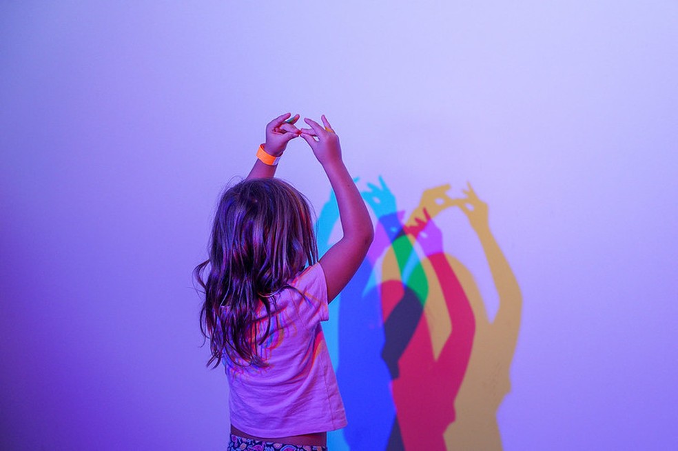 Criança experimenta interação no SESI Lab, museu interativo de Brasília — Foto: Divulgação/SESI Lab