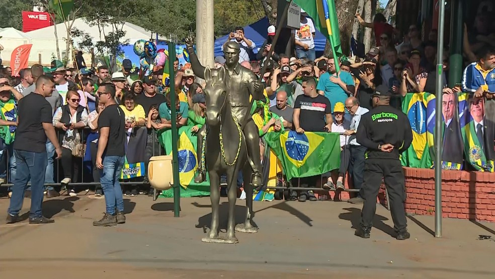 Estátua é criada em homenagem a Bolsonaro no RS — Foto: Reprodução/RBS TV