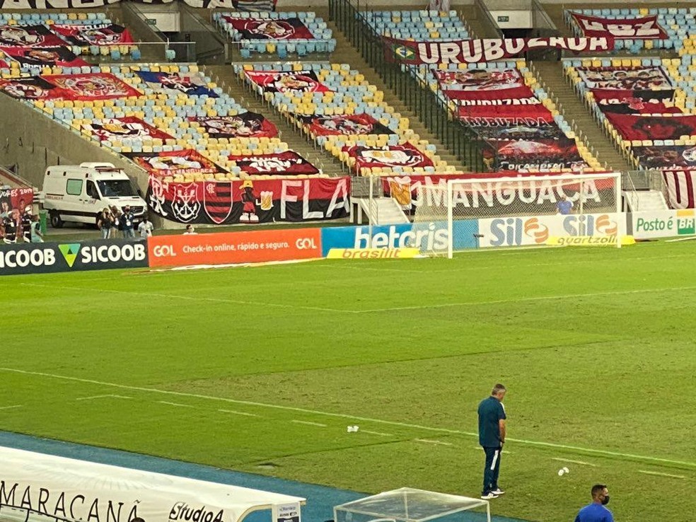 Uma parte do gramado do setor Norte foi trocada — Foto: Cahê Mota
