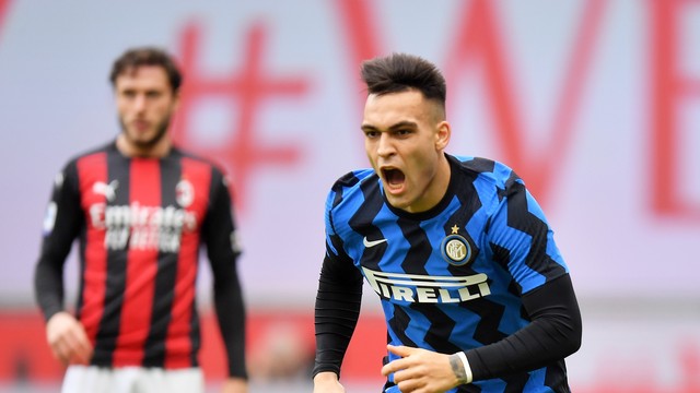 Lautaro celebra gol da Inter sobre o Milan