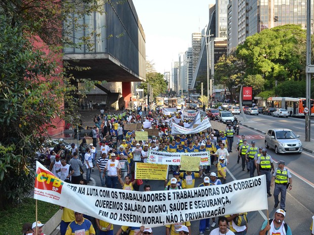 Funcionários dos Correios fazem passeata na Avenida Paulista, em SP.  (Foto: Alexandre Moreira/Agência Estado)
