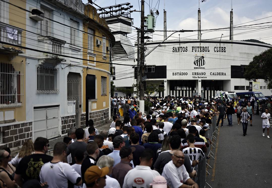 Fãs fazem fila na Vila Belmiro para velório do Pelé