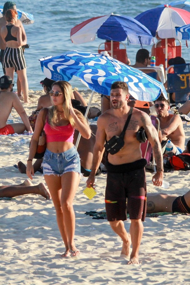 Carolina Portaluppi curte praia com homem misterioso (Foto: AgNews)