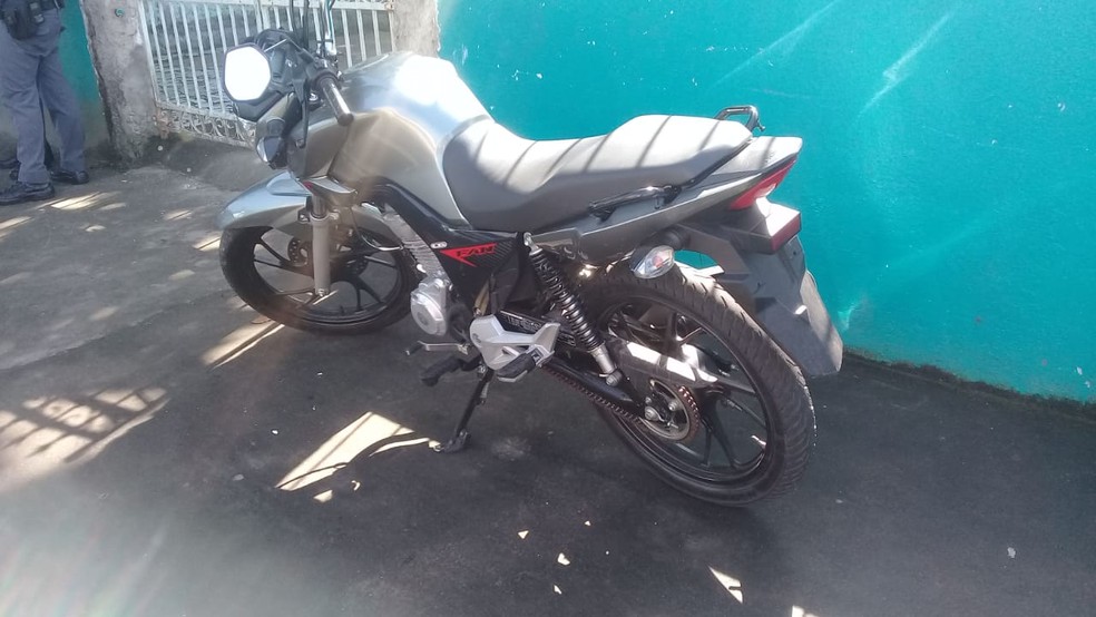 Motocicleta estava sem placa e foi apreendida pelos policiais militares &mdash; Foto: Divulga&ccedil;&atilde;o/Pol&iacute;cia Militar