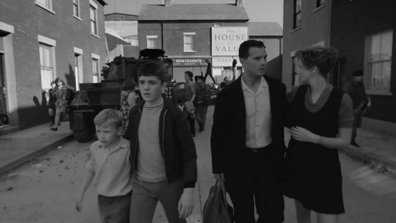 'Belfast', que ganhou o prêmio de melhor roteiro original, conta a história de uma família em meio ao conflito entre protestantes e católicos na Irlanda do Norte (Foto: Reprodução via BBC News)