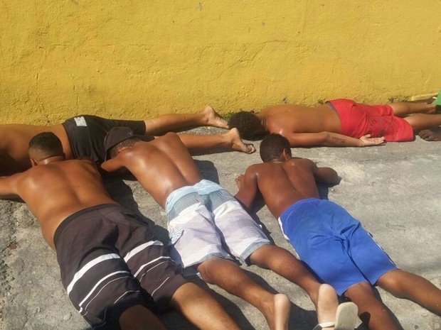 Jovens foram presos ao tentar incendiar ônibus em Madureira, segundo a PM (Foto: Divulgação/PM)