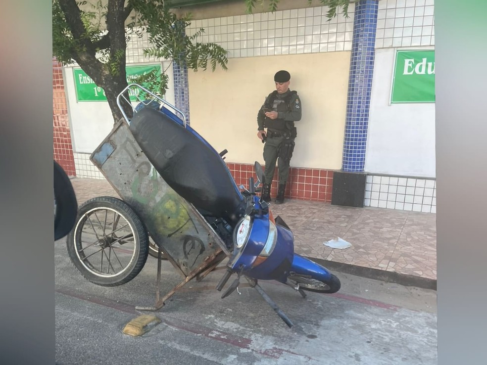 Motoneta é furtada de frente de casa, e proprietário só descobre após o veículo ser encontrado pela PM abandonado em um carrinho de reciclagem, em Fortaleza. — Foto: Arquivo pessoal