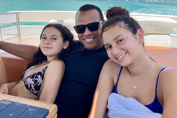 Alex Rodriguez com suas duas filhas: Ella e Natasha (Foto: Reprodução / Instagram)