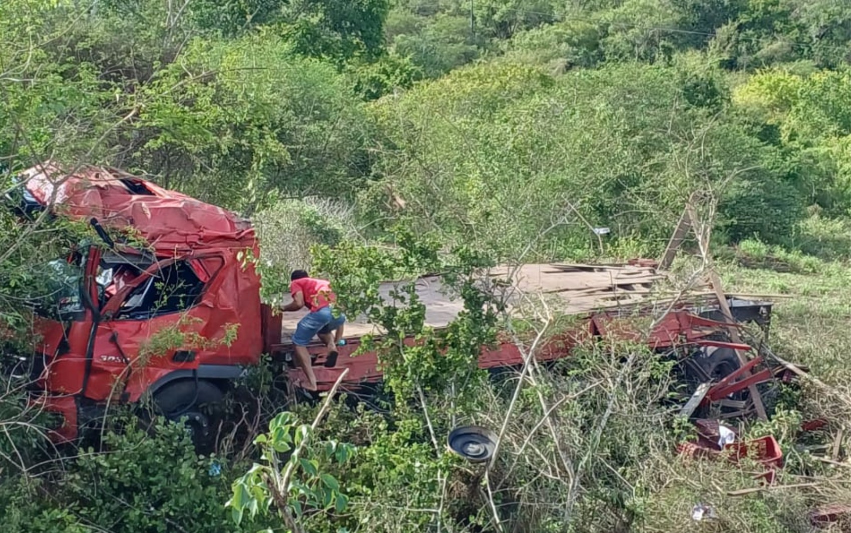 Caminhão carregado de frutas capota na BR-324, no trecho da cidade de Tanquinho