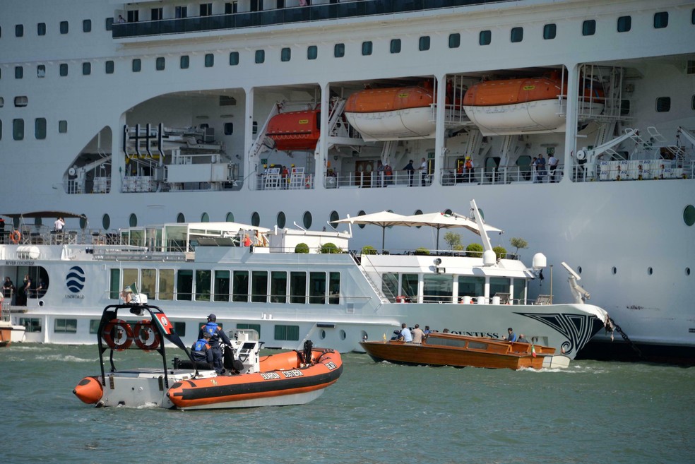 Cruzeiro colide com barco de turistas em Veneza, na Itália — Foto: Andrea Merola/ANSA via AP