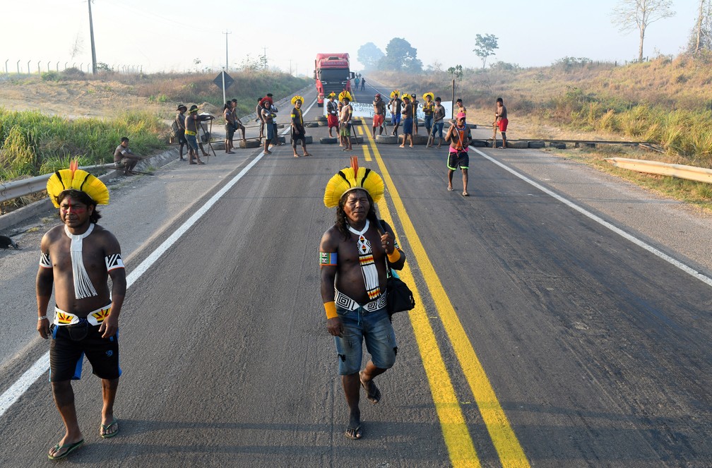 17 de agosto - Kayapós bloqueiam a rodovia federal BR-163 em protesto contra as medidas do governo nas terras indígenas para evitar a disseminação do coronavírus, em Novo Progresso, Pará — Foto: Lucas Landau/Reuters