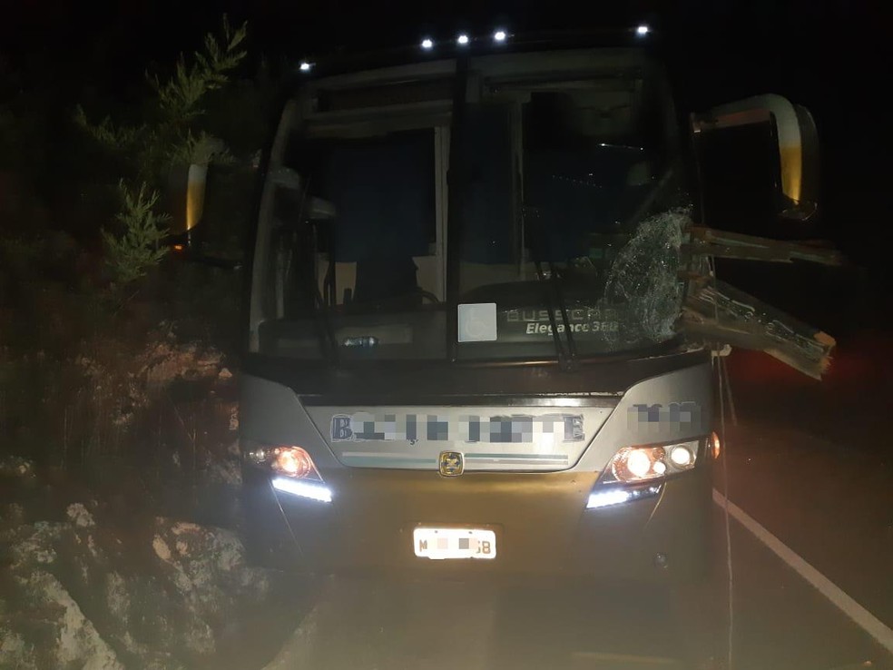 Acidente entre ônibus e caminhão aconteceu na BR-232, na descida da Serra das Russas — Foto: Polícia Rodoviária Federal/Divulgação