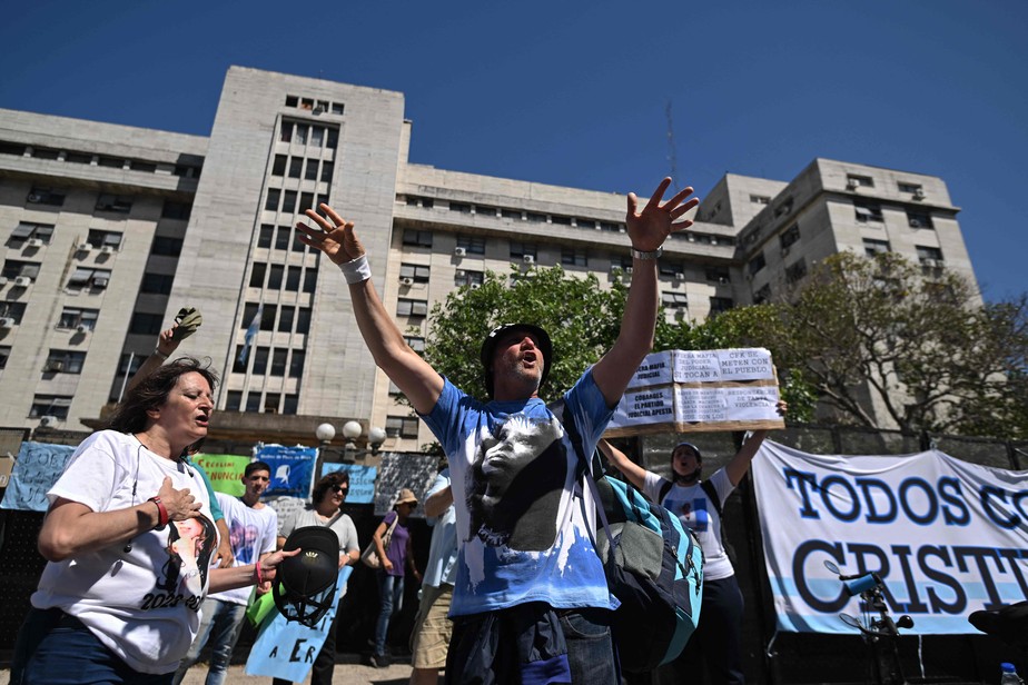 Apoiadores de Cristina Kirchner em frente à sede da Justiça federal argentina, em Comodoro Py, Buenos Aires