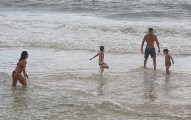 Juliana Paes com o marido e filhos (Foto: AgNews) Juliana Paes com o marido e filhos (Foto: AgNews)