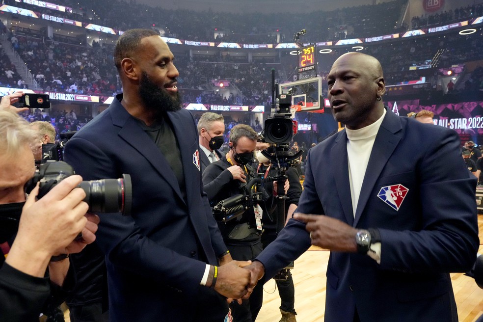 LeBron James e Michael Jordan no All-Star Game de 2022 — Foto: Kevin Mazur/Getty Images