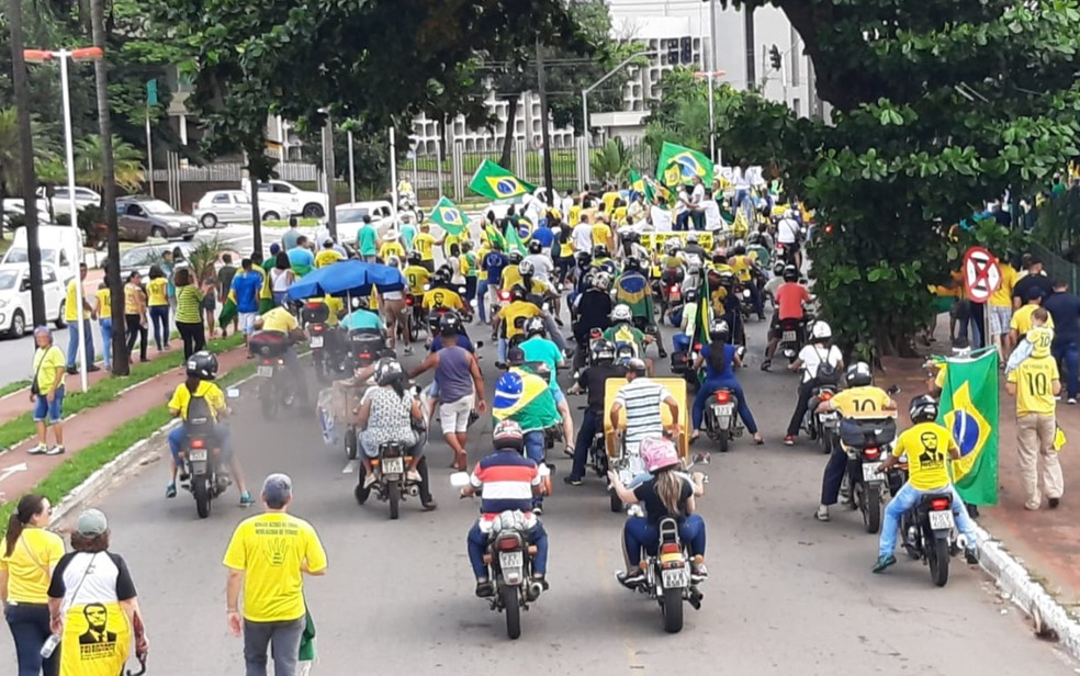 Manifestantes seguiram em caminhada para a Praça Tamandaré, em Goiânia, Goiás — Foto: Rafael Oliveira/G1