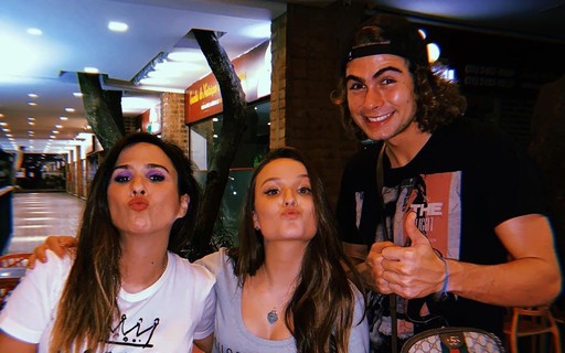 Larissa Manoela Posa Na Piscina E Pede Por Calor Revista Glamour Celebridades