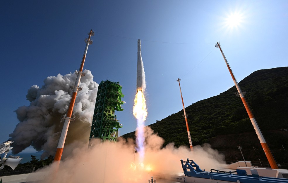Lançamento do Nuri em 21 de junho de 2022. Esta foi a segunda tentativa de lançar o foguete ao espaço. Na primeira, em 2021, o foguete não conseguiu deixar satélites no espaço. — Foto: via AFP 