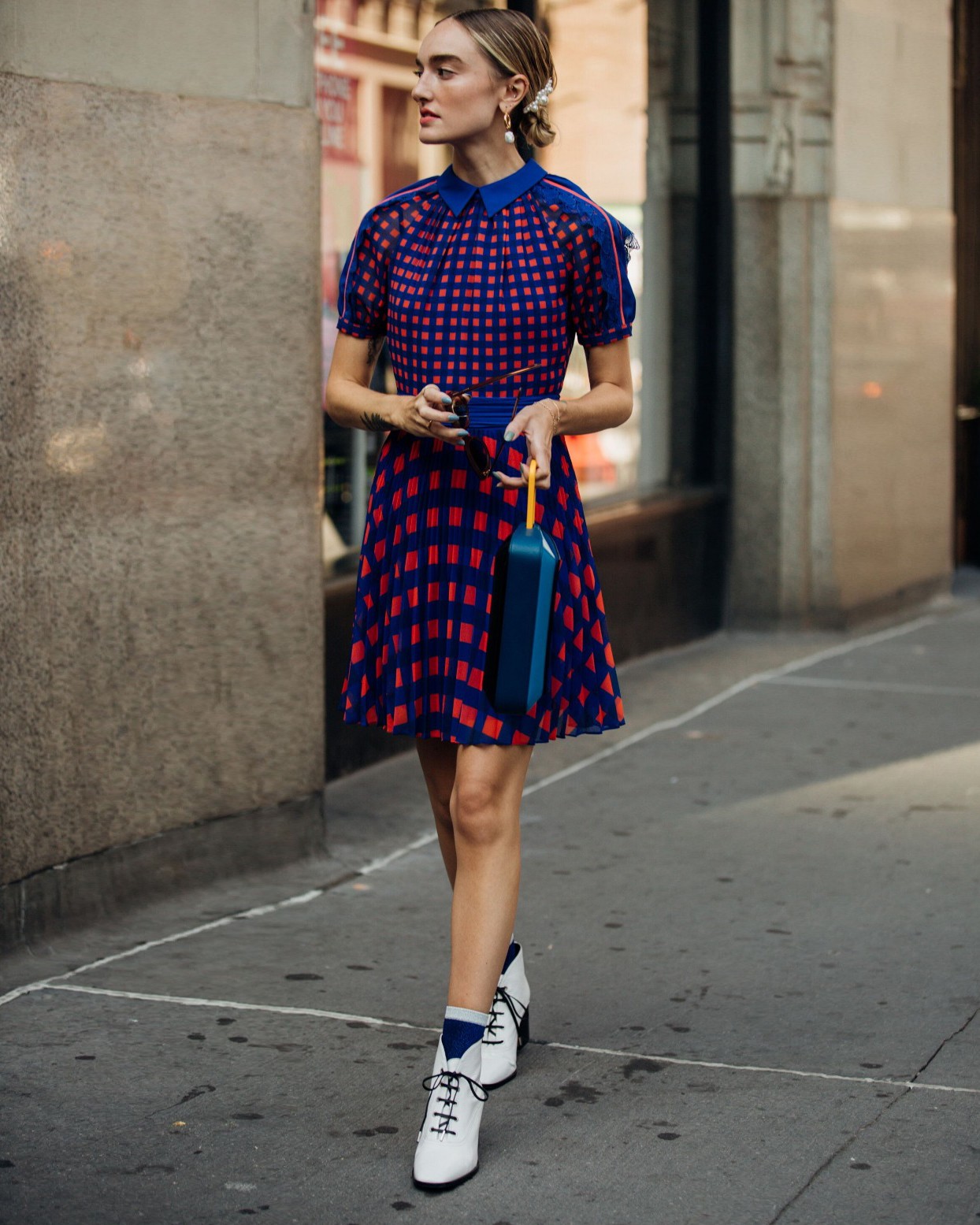Resultado de imagem para A volta da elegÃ¢ncia: fashionistas apostam no romantismo no street style da NYFW