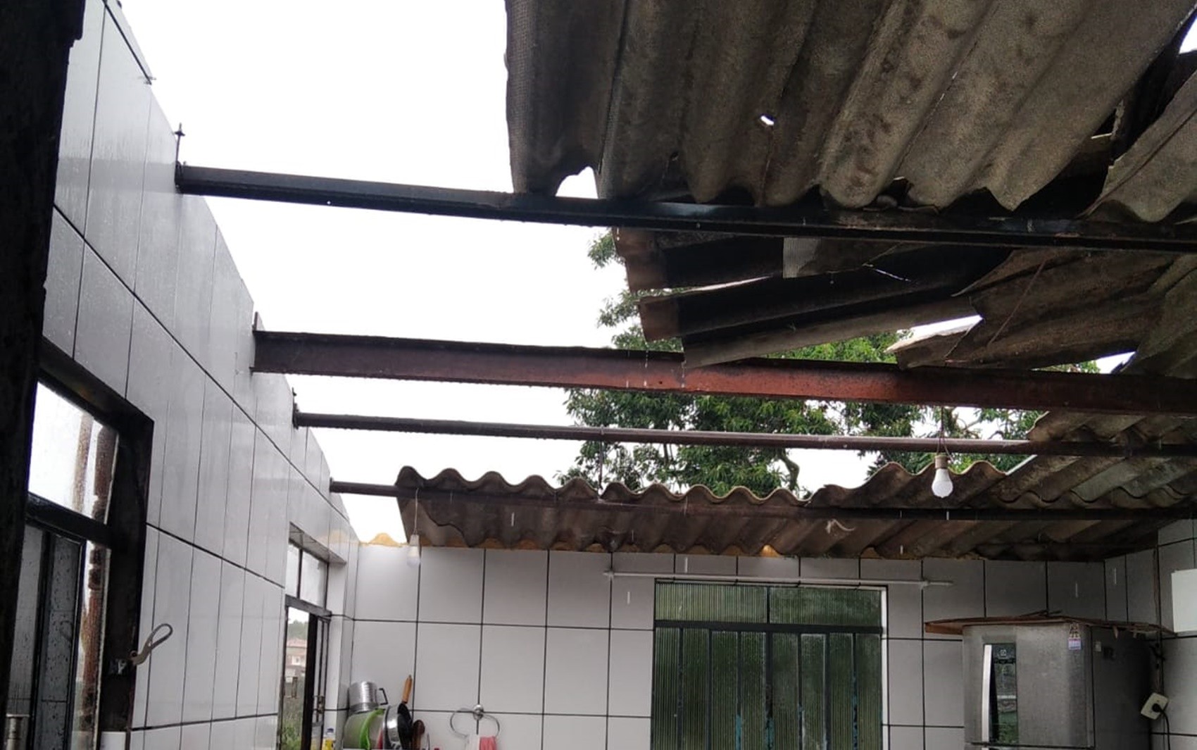 Temporal derruba árvores, destelha casas e deixa moradores desalojados em Campestre, MG