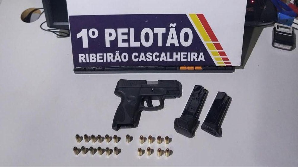  A equipe encontrou o motorista com uma arma de fogo, dois carregadores e 21 munições.  — Foto: Polícia Militar 
