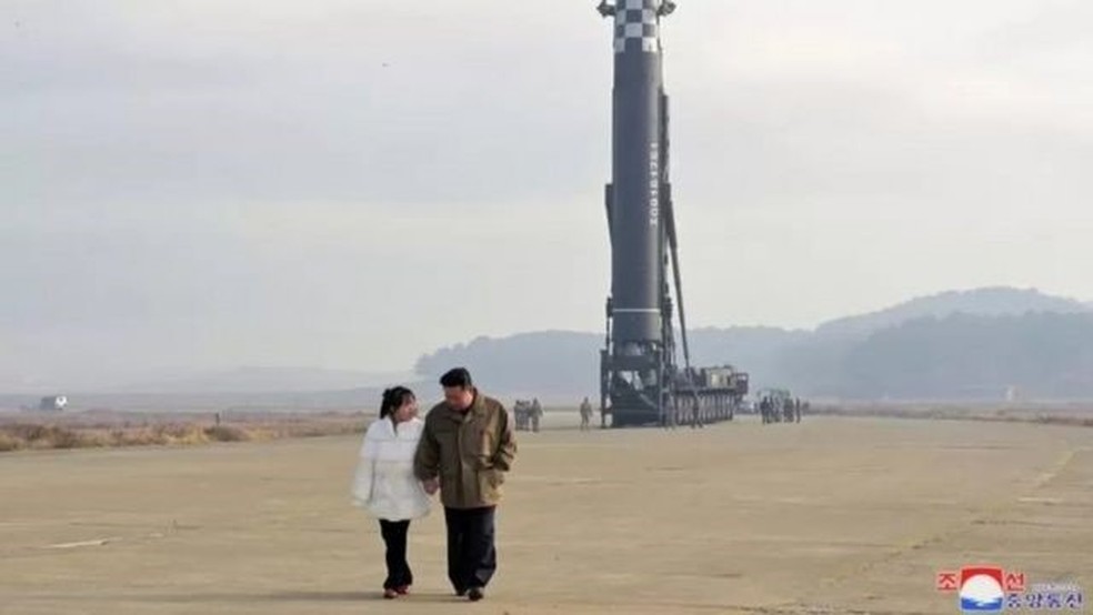 Esta foi mais uma das fotografias divulgadas pela KCNA — Foto: KCNA VIA REUTERS