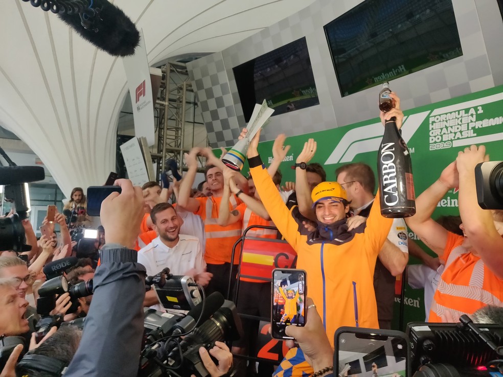 McLaren comemora pódio de Carlos Sainz em Interlagos — Foto: Divulgação